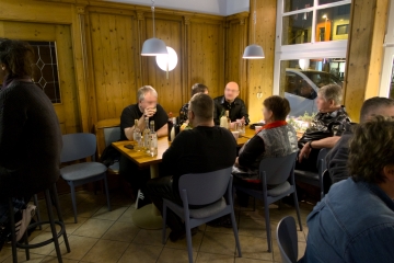 in der Hotelbar des Nachts