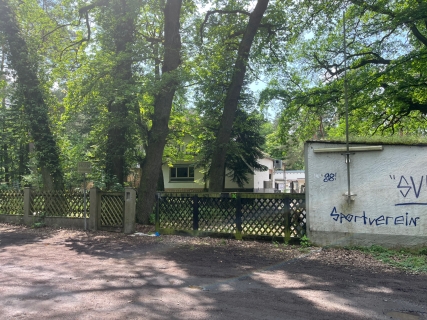 Blick aif das Gebäude vom Parkplatz aus