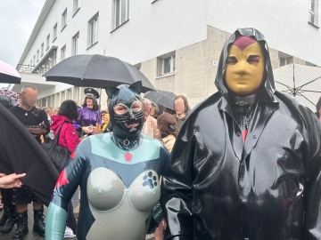 Katzentatze und latexmann65 auf dem Pier