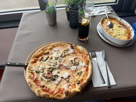 wagenradgrosse-Pizza-und-Lasagne